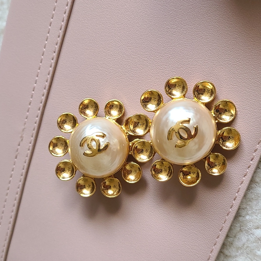 Authentic Chanel clip on earrings - Picture 3 of 16